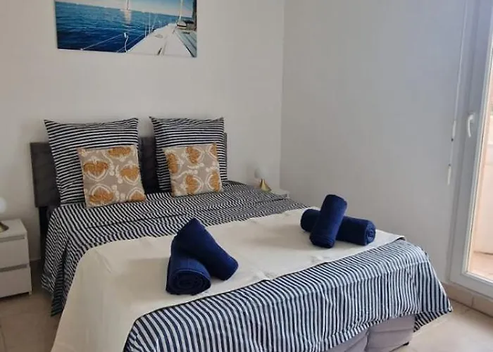 Le Marin - Pool And Parking *